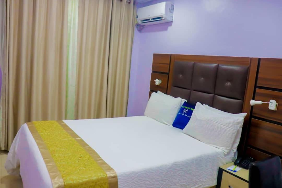Golden Tulip Hotel- Evergreen Port Harcourt Buitenkant foto