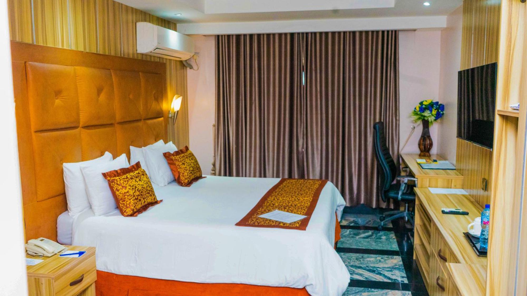 Golden Tulip Hotel- Evergreen Port Harcourt Buitenkant foto